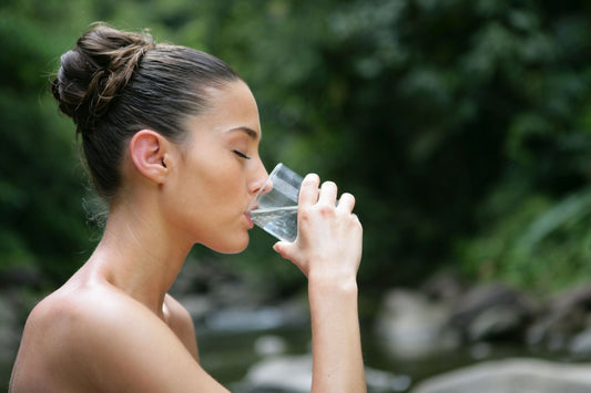 Leitungswasser trinken und abnehmen – So unterstützt Wasser den Stoffwechsel